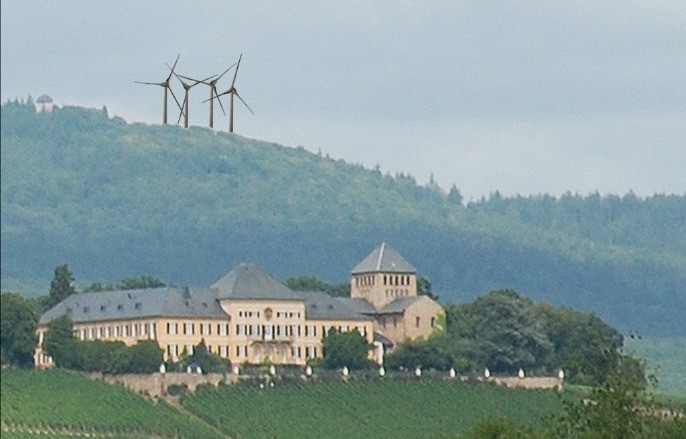 Gerade noch verhindert: Grüne Windkraftpläne über dem Schloss Johannisberg im Rheingau